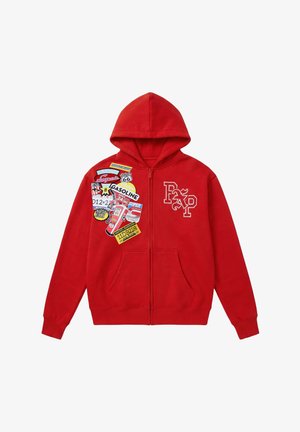 Felpa con zip rossa con logo "F&P" sul petto destro e toppe colorate a tema benzina e viaggi sul petto sinistro.