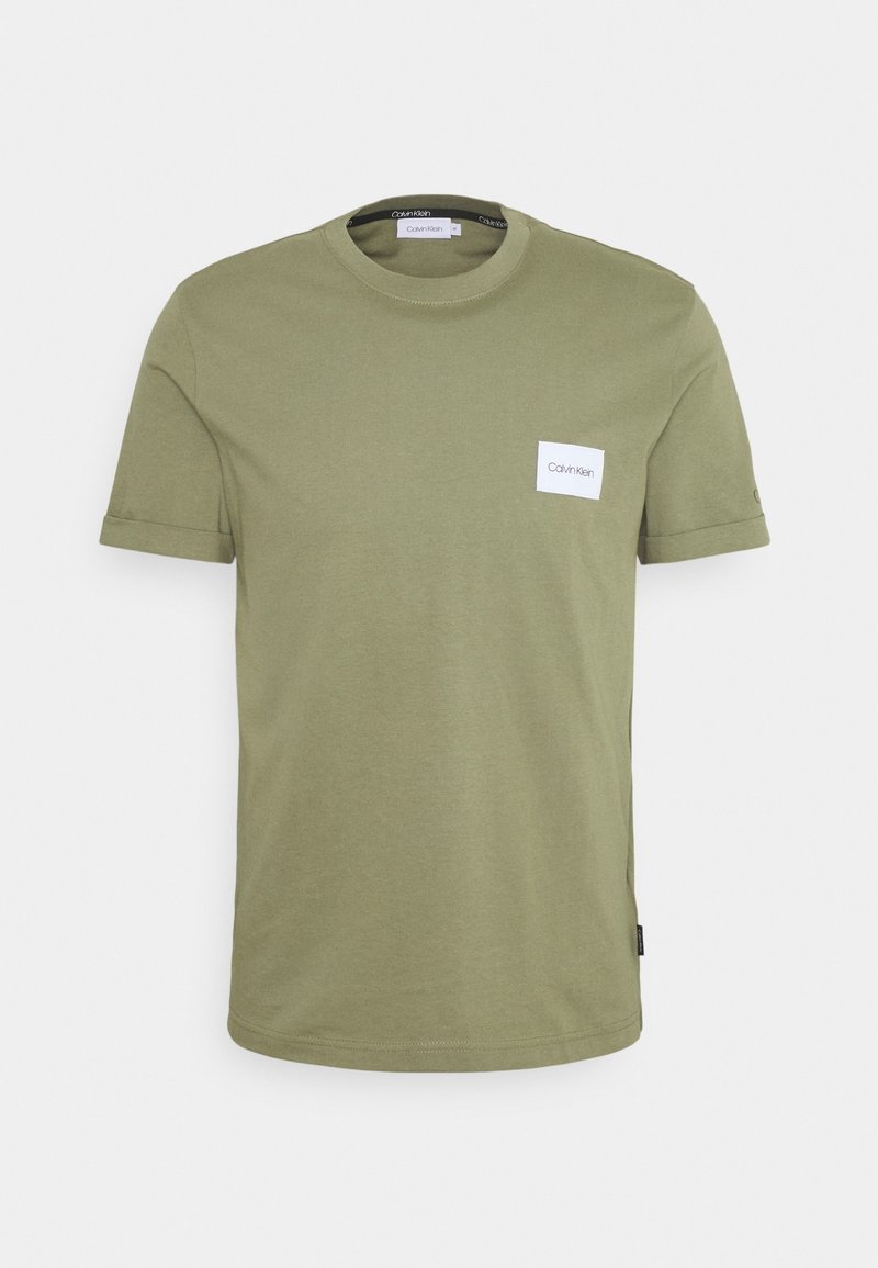 T-shirt à col rond à manches courtes vert olive avec un petit patch logo blanc de Calvin Klein sur la poitrine gauche.
