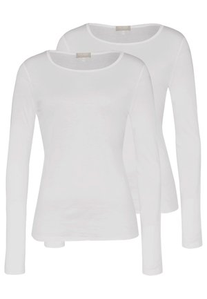 To ensfarvede hvide langærmede crew neck-trøjer, stablet med den ene let bag den anden, vist forfra.