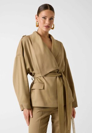 - Kurtka przejściowa