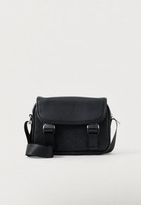 Borsa a tracolla nera in pelle liscia con motivo in rilievo. Presenta una chiusura a pattina, una tracolla regolabile e dettagli in metallo argentato.