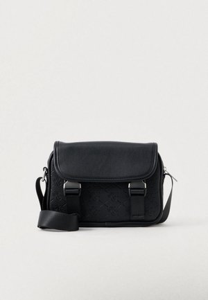 Borsa a tracolla nera in pelle liscia con motivo in rilievo. Presenta una chiusura a pattina, una tracolla regolabile e dettagli in metallo argentato.