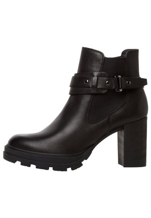 Bottine en cuir noir avec un talon bloc haut, dotée de côtés élastiques, d'une sangle avec un détail de boucle et d'une semelle en caoutchouc texturé.