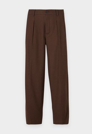 Pantaloni marroni plissettati con design a gamba dritta, dotati di chiusura con bottone frontale e tessuto testurizzato, adatti per ambienti formali.