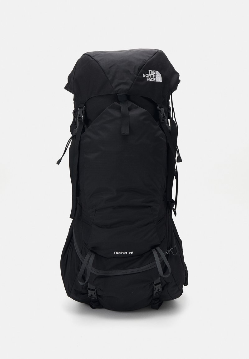 Schwarzer Wanderrucksack mit einem oberen Klappdeckel, verstellbaren Trägern, mehreren Taschen und Logo-Detail. Aus robustem Material und ergonomischem Design.