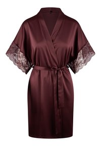 Accappatoio in raso bordeaux con dettagli in pizzo sulle maniche, vita con cintura, taglio al ginocchio e una texture liscia. Progettato con una parte anteriore aperta.