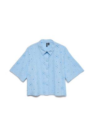 Világoskék rövid ujjú blúz virágmintás szemelt hímzéssel, elöl gombos, hegyes gallérral.