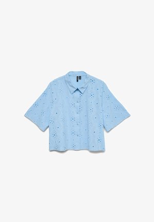 Világoskék rövid ujjú blúz virágmintás szemelt hímzéssel, elöl gombos, hegyes gallérral.