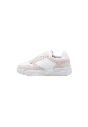 Lyserød ruskind og hvid læder sneakers med snørebåndslukning, polstret krave og gummisål, der har teksturerede detaljer og branding.