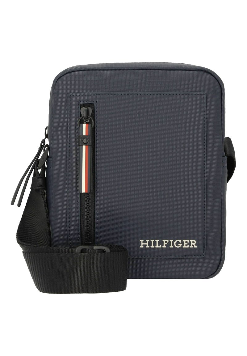 Borsa a tracolla blu navy con finitura testurizzata, dotata di una tasca frontale con zip, tracolla nera e logo con accenti bianchi.