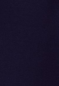 Mörk marinblått tyg med en slät textur, som har ett subtilt ribbat mönster. Materialet verkar mjukt och lätt.