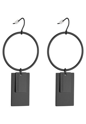 Zwarte hoepel oorbellen met een geborsteld metalen rechthoekig hanger met een textuur, hangend aan een dunne, ronde hoepel.