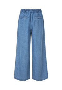 Lyseblå vidt utformede jeans med elastisk midje, laget av denim, med to baklommer og typisk denimtekstur.