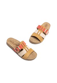 Bruine en koraal gekleurde slide sandalen met suède en gladde banden, voorzien van een gesp en een gevormde kurken zool.