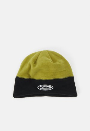 Fleece hat med en olivengrøn top og sort bund. Inkluderer et logopatch på den sorte sektion med kontrasterende syninger.