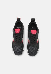 Czarne buty sportowe z siateczkową cholewką, z wielokolorowymi paskami, wyściełanym kołnierzem i teksturowanymi podeszwami zapewniającymi przyczepność.