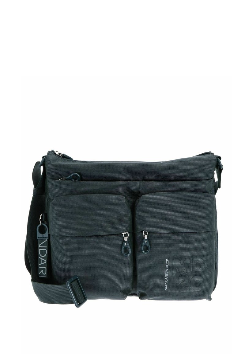 Sac bandoulière noir en texture, avec deux poches avant zippées, une sangle ajustable et un détail de logo. Fabriqué à partir d'un matériau durable avec une finition lisse.