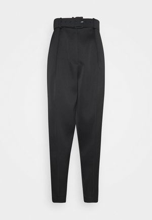 Pantalon noir taille haute à coupe fuselée avec une ceinture assortie ornée d'une boucle carrée, présenté sur un fond blanc uni.