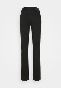 Jeans negros de pierna recta con una textura suave, dos bolsillos traseros y un diseño de cintura alta. Presenta costuras mínimas y un corte clásico.