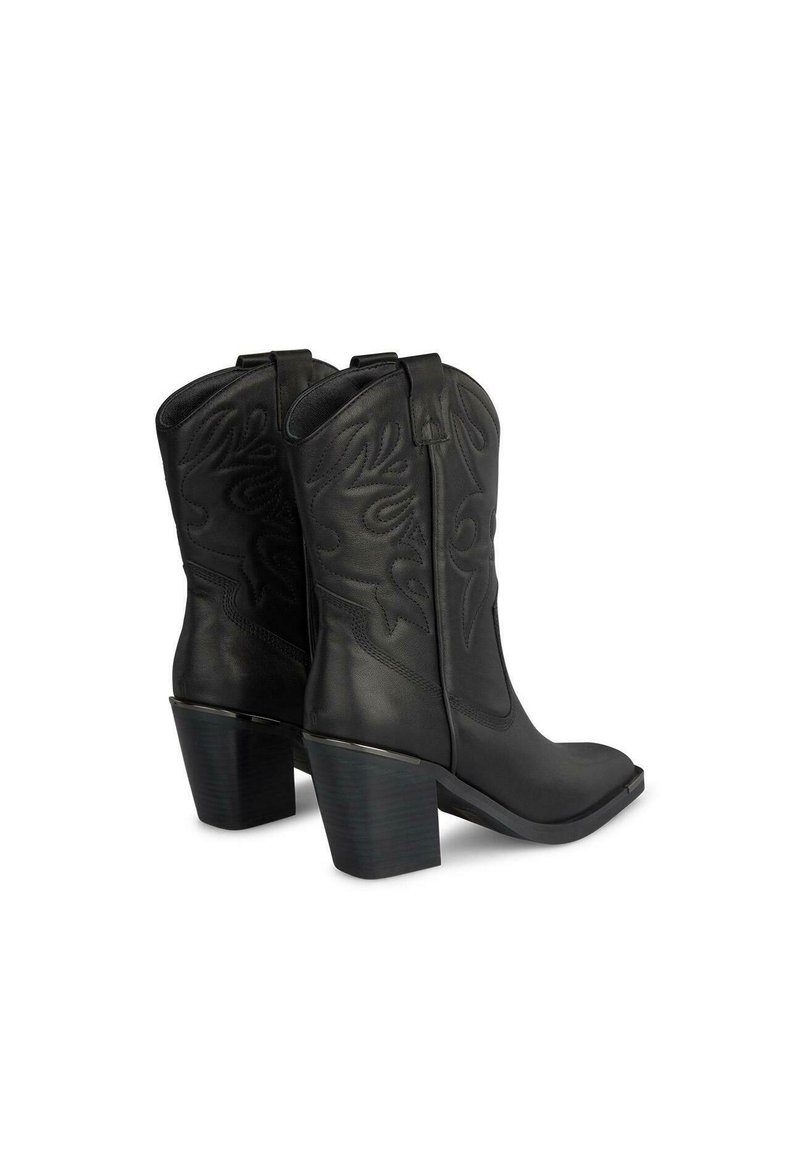 Bottines en cuir noir avec un bout pointu, un talon carré et un design floral en relief sur la tige, présentant des détails de couture et des languettes d'enfilage.