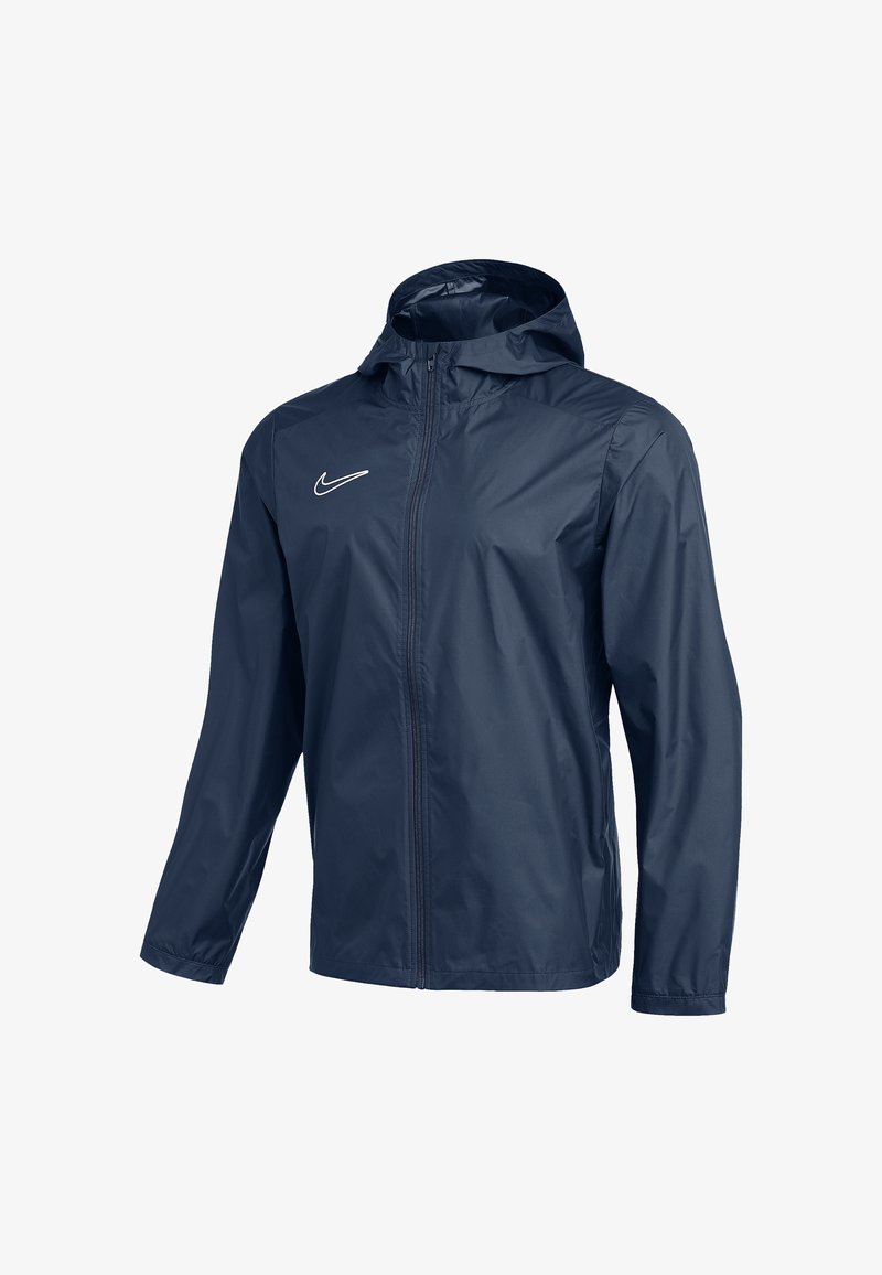 Dunkelblaue Nike-Jacke aus leichtem, wasserabweisendem Material, mit durchgehendem Reißverschluss und Kapuze, versehen mit einem kleinen weißen Logo auf der Brust.
