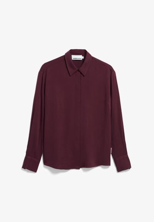 Langmouw, knoopsluiting bordeaux shirt met puntige kraag, verborgen knopen en een klein etiket op de zijkant tegen een witte achtergrond.