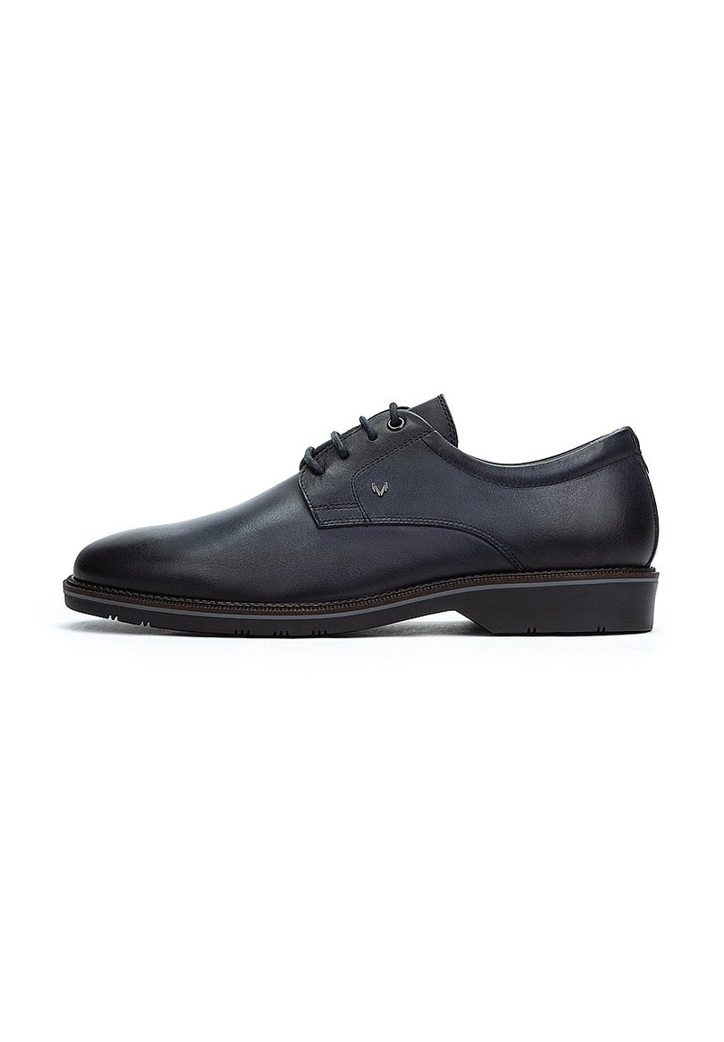 Chaussure habillée en cuir noir avec une finition lisse, six œillets pour le laçage, un talon bas et un logo discret sur le côté.