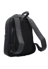 Sac à dos en cuir noir avec un dos en maille texturée, des bretelles ajustables et une poche latérale zippée. Présente un design épuré et arrondi.