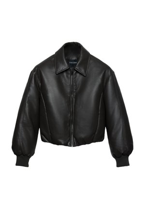 Veste en simili cuir noire, courte, avec un large col, une fermeture éclair à l'avant, des manches longues bouffantes et des poignets côtelés.