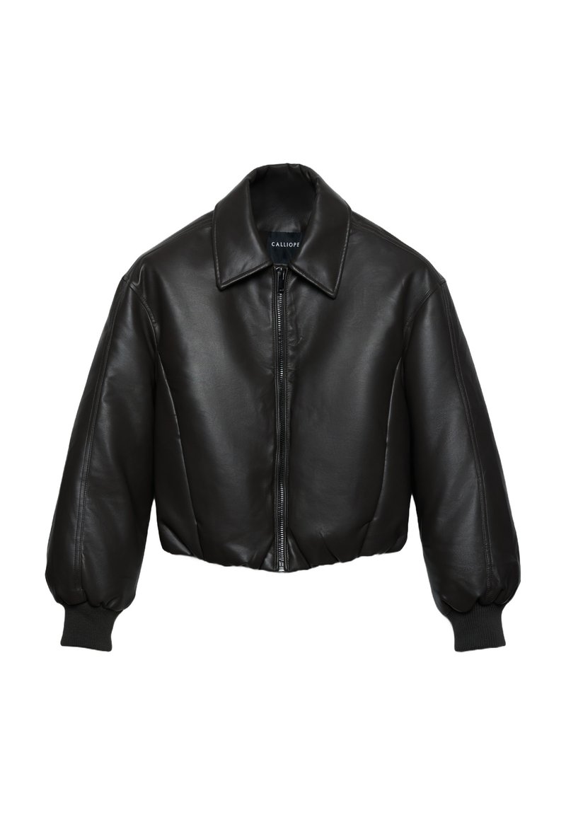 Veste en simili cuir noire, courte, avec un large col, une fermeture éclair à l'avant, des manches longues bouffantes et des poignets côtelés.