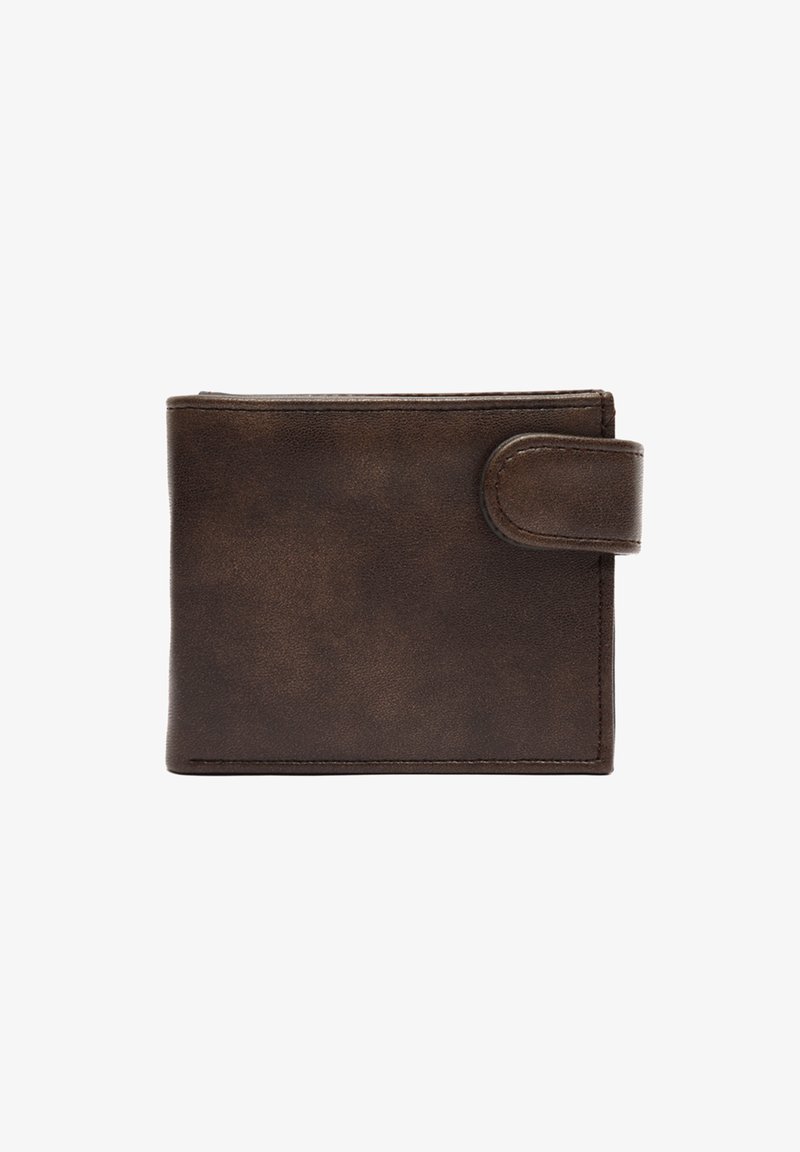 Hnedá kožená peňaženka s textúrovaným povrchom. Má štíhly dizajn a predné zapínanie na gombík. Kompaktný a obdĺžnikový tvar.