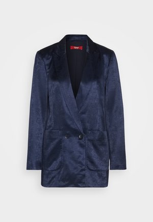 Mørkeblå blazer i satengfinish med klaffekrage, dobbelte knapper og to frontlommer. Strømlinjeformet, strukturert design.