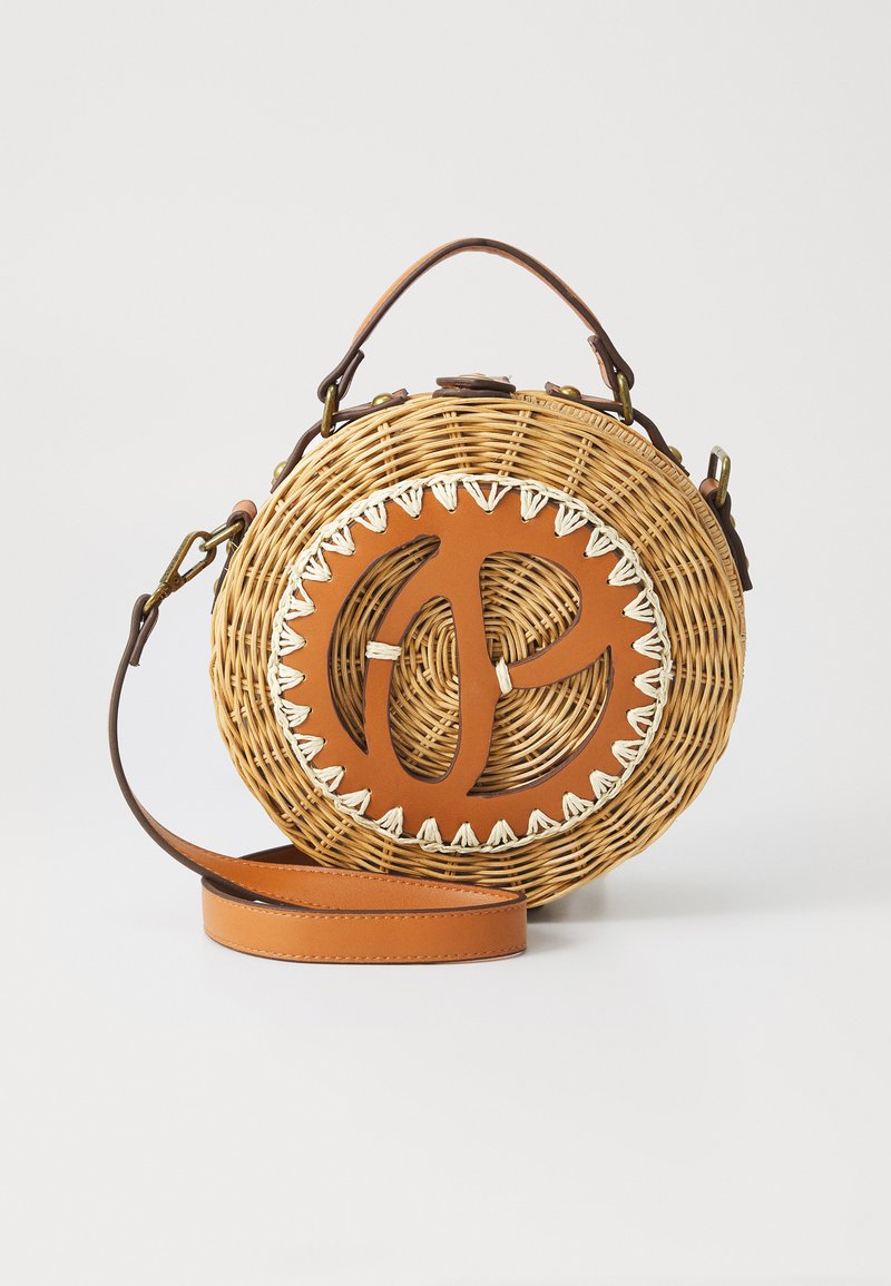 Στρογγυλή πλεκτή τσάντα από φυσικό ψαθί με καφέ δερμάτινη λεπτομέρεια που διαθέτει κυκλικό κόψιμο και κρεμ ραφή; περιλαμβάνει καφέ λουρί.
