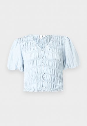 Ανοιχτό μπλε κοντή μπλούζα με φουσκωτά μανίκια, ρυτιδωτό ύφασμα, κουμπιά καλυμμένα με ύφασμα μπροστά και ελαφρώς V-λαιμόκοψη.