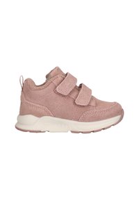 Sneaker mit Klettverschluss aus weichem rosa Wildleder. Runde Zehenform, gepolsterter Kragen, strukturierte Gummiaußensohle mit hellbeigen Akzenten.