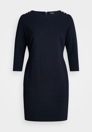 Granatowa sukienka z miękkiego materiału, z okrągłym dekoltem, trzy-czwartowymi rękawami i złotymi guzikami na ramionach.