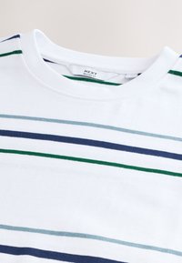 T-shirt bianca a maniche corte con strisce orizzontali in blu, verde e azzurro. Presenta un collo rotondo e una vestibilità comoda.