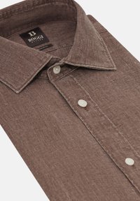 Camicia in lino marrone con una consistenza morbida, colletto a punta e due chiusure a bottone. Presenta un'etichetta con "Boggi Milano". Design a vestibilità regolare.