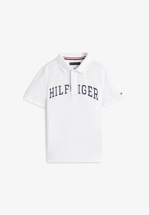 Biała krótka koszulka polo z kołnierzykiem, granatowy napis "HILFIGER" na piersi oraz mała flaga Tommy Hilfiger na lewym rękawie.