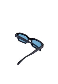 Occhiali da sole neri con montatura rettangolare e lenti azzurro chiaro. Le aste sono eleganti con un marchio discreto sul lato. Finitura texture.