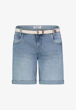 Helleblaue Denim-Shorts mit einem geflochtenen weißen Gürtel und braunen Akzenten. Mit umgeschlagenen Säumen und Vordertaschen. Glatte Textur und lässiges Design.
