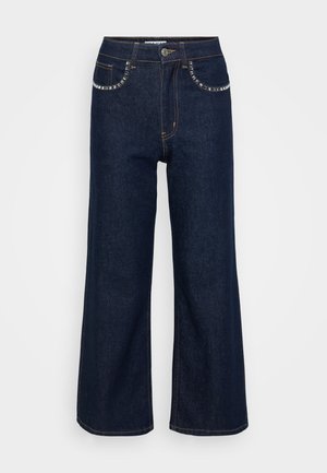 Jeans blu scuro a gamba larga in denim, con vita alta, due tasche anteriori con cuciture decorative e chiusura a un bottone.