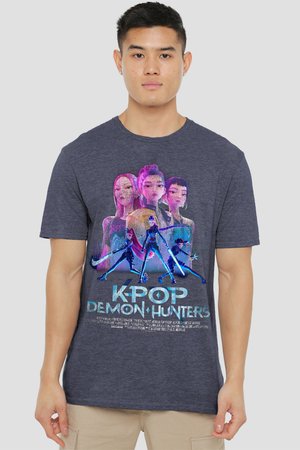 Junger Mann, der ein dunkelgraues K-Pop Demon Hunters Grafik-T-Shirt mit stilisierten animierten Figuren und leuchtenden blauen Elementen trägt.