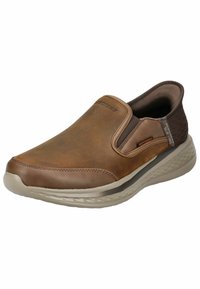 Brauner Leder-Schlüpfschuh mit elastischen seitlichen Akzenten, strukturiertem Rückenteil und hellfarbener Gummisohle. Enthält das Markenlogo auf der Oberseite.