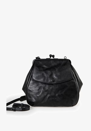 Schwarzer Leder-Rucksack mit runder Form, ausgestattet mit einem Klappverschluss, einem dezenten geprägten Logo und einem langen, verstellbaren Tragegurt.