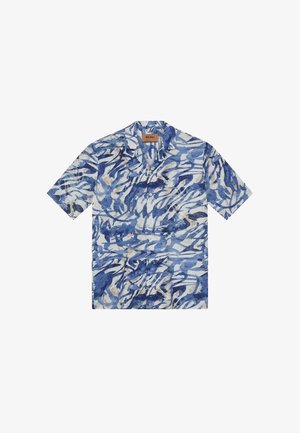 Camisa de manga corta con botones, con estampado abstracto de pinceladas en azul, blanco y beige, y cuello.