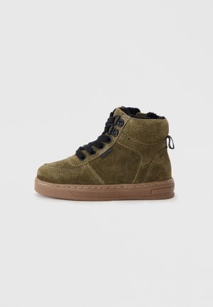 Olivengrøn ruskind high-top sneaker med sorte snørebånd, polstret krave, trække-flig på hælen og lysbrun gummisål vist fra siden.