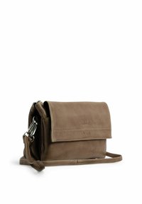 Borsa a tracolla in pelle marrone con superficie testurizzata, pattina ripiegabile, cinturino regolabile e dettagli del logo discreti sulla parte anteriore.