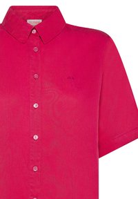 Camicetta a maniche corte con bottoni in tessuto rosa brillante. Presenta un colletto, bottoni frontali e un piccolo logo ricamato sul petto.