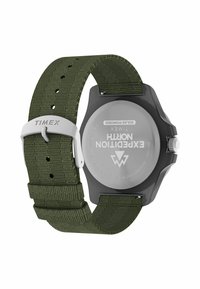 Die Timex Expedition North Uhr verfügt über ein graues Kunststoffgehäuse, eine silberne Edelstahlrückseite und ein strukturiertes olivgrünes Nylonarmband.